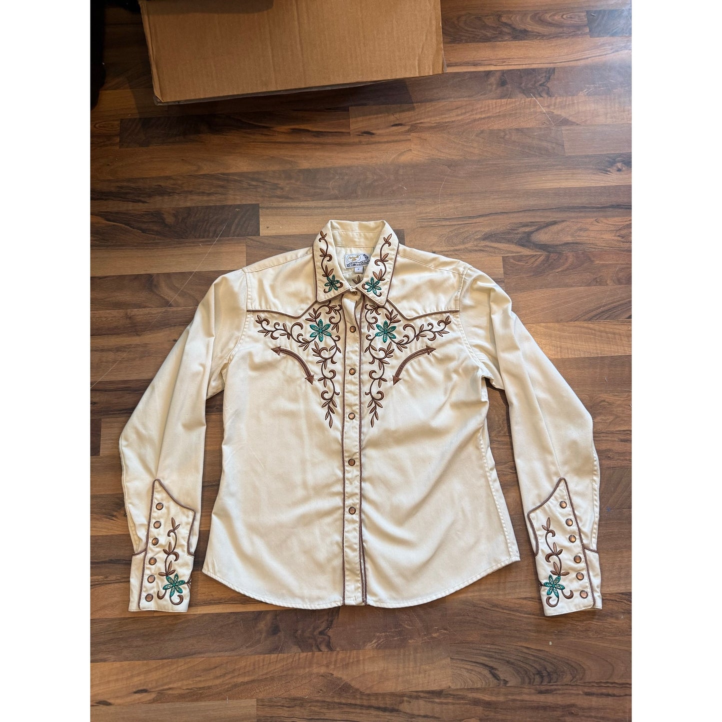 Ladies Embroidered Pearl Snap Size Md
