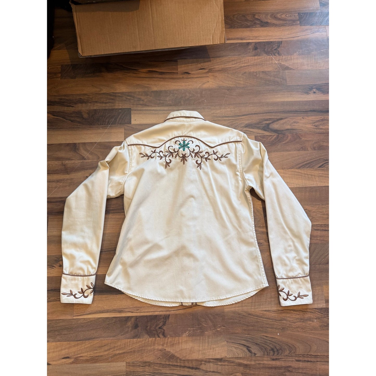 Ladies Embroidered Pearl Snap Size Md
